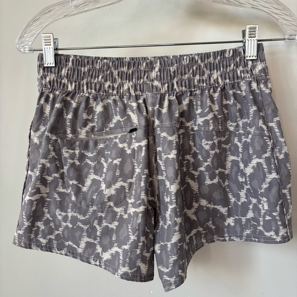 Vuori Light Gray Dash Short Size S - Picture 5 of 10